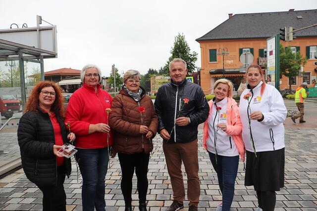 Ines Kerschhofer (re) und Bgm. Manfred Komericky verteilten mit den SPÖ-Frauen Blumen und Kuchen am Vortag zum Muttertag. | Foto: Edith Ertl