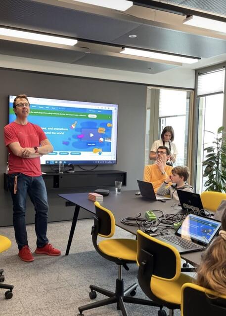Initiator Daniel Wagner führt die jungen Coder durch ihr erstes Spiel