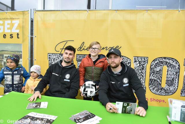 Autogrammstunde mit den SK Sturm Graz Spielern, Alexandar Borkovic und Jakob Jantscha (JJ) | Foto: Gerald Dreisiebner