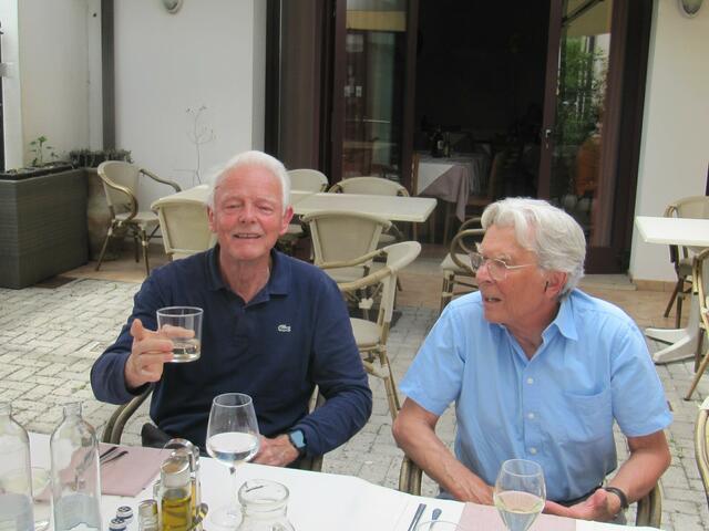 Der TC-Vital Anif und 5 Teilnehmer des UTC-Hallein; insgesamt 14 Mann verbrachten 4 Trainingstage in Umag/Kroatien.
Mittagspause in Palmanova bei der Anreise.