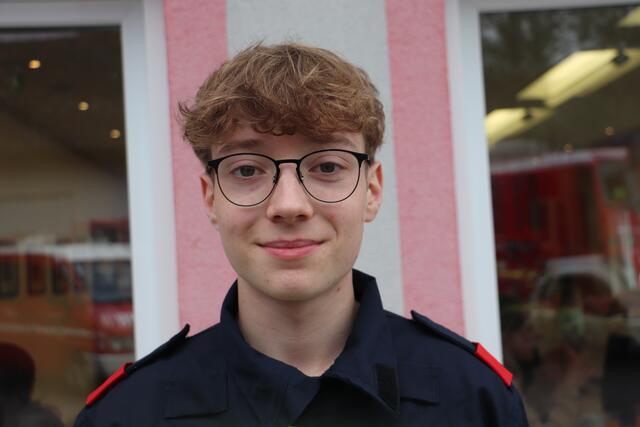 David Sudy (15) ist in der Grundausbildung der Feuerwehr Fernitz. Beim Frühstückstag half er beim Abräumen des Geschirrs und beantwortete Fragen zur Feuerwehrjugend. | Foto: Edith Ertl