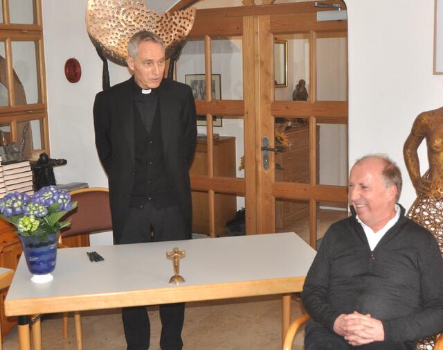 Große Freude bei Stadtpfarrer Michael Struzynski über den hohen Besuch aus dem Vatikan. | Foto: Kogler
