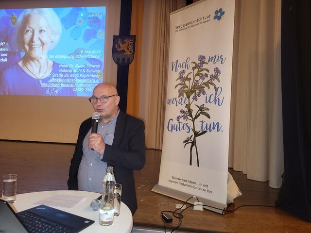 Der Leiter des Vereins Vergissmeinnicht, Markus Aichelburg klärte über Testamentsspenden auf. | Foto: Andrea Stelzer