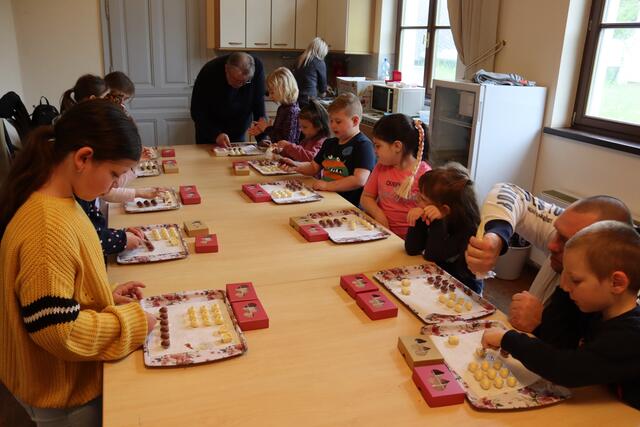 Alle teilnehmenden Kinder durften zwei Schachteln Bonboniere herstellen und mit einer Füllung aus Haselnuss- oder Erdbeercreme befüllen. | Foto: UMIZ