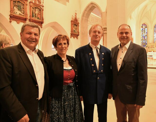 von li: Josef Keplinger mit Chorleiterin und Gattin Ursula Keplinger, Obmann Karl Pramer und Bürgermeister Josef Rathgeb | Foto: Ganglberger Erika