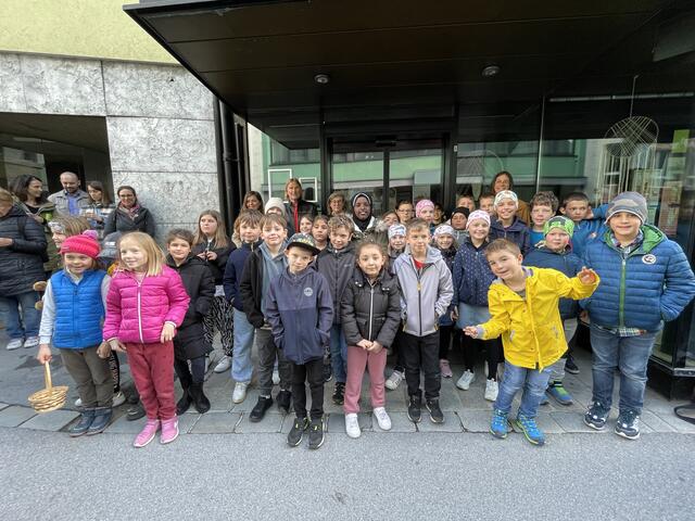 Die Buben und Mädchen der VS Unterstadt mit Gottfried Mair und den Lehrerinnen Lena Maria Harold und Lisa Praxmarer. | Foto: Perktold