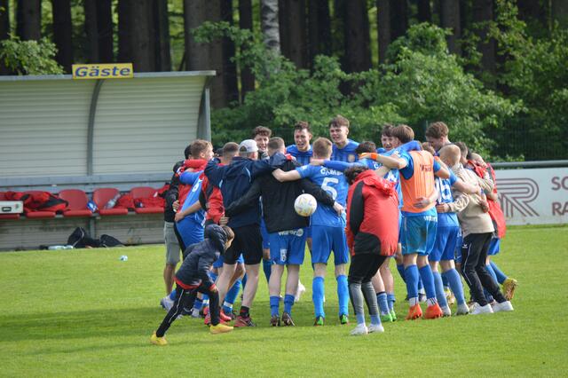 Großer Jubel über drei wichtige Punkte nachdem Spiel.