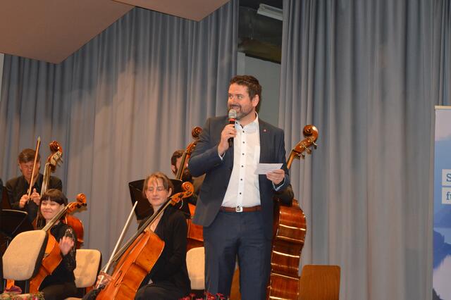 Stadtrat und Kulturreferent Peter Vöhl begrüßte das Publikum und die Gastmusiker. | Foto: Siegele