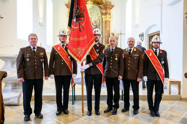 Die neue Fahne zeigt den heiligen Florian, die Jahreszahl des 160-jährigen Bestandsjubiläums 2022 sowie das Ortswappen. | Foto: Gregor Nesvabda