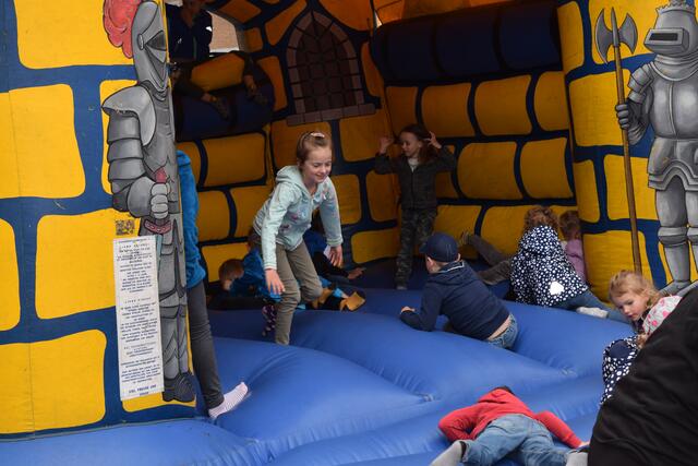 Auch die Kleinen kamen auf ihre Kosten - die Hupfburg amüsierte die kleinen Besucherinnen und Besuchern bestens. | Foto: Duran
