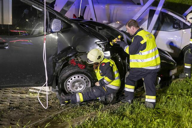 Die Kremser Feuerwehrleute beier der Bergung der Fahrzeuge. | Foto: FF Krems, Manfred Wimmer