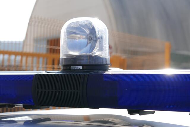 Die Täter entwendeten mehrere Nummerntafeln und raubten ein Auto aus. | Foto: BRS/Auer/Symbolbild