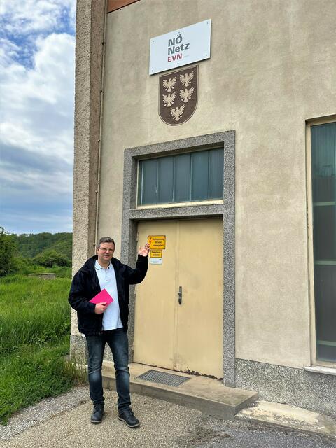 Matthias Laurenz Gräff (NEOS-Gemeindesprecher) vor dem EVN-Werk in der Apoigerstraße in Gars am Kamp | Foto: Privat 