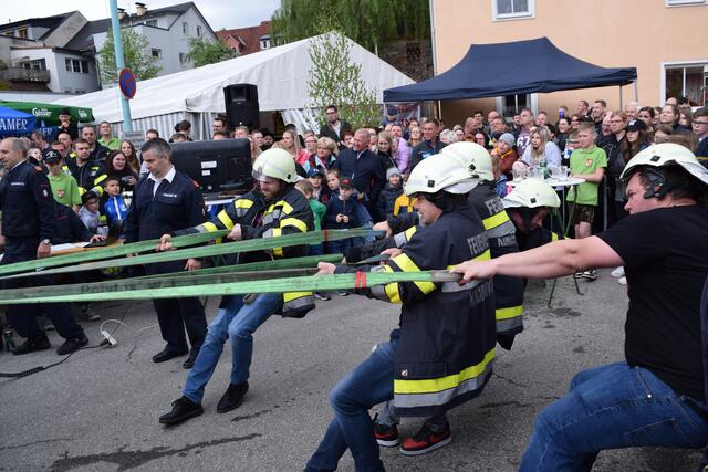Mit vereinter Kraft konnten sogar die 27 Tonnen des Feuerwehrautos in Bewegung gesetzt werden. | Foto: Duran