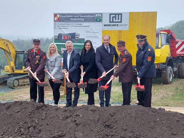 Spatenstich für das neue Feuerwehr- und Vereinshaus in Holzschlag: KmdtStv Martin Glatz, Vizebgm. Vanessa Tuder, Bgm. Christian Pinzker, LHStv Astrid Eisenkopf, LR Leonhard Schneemann, Kmdt Bernhard Lackner, ABI Hans Hettlinger | Foto: Christian Pinzker