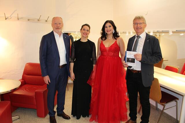 v.re.: Erich Faßwald, aktueller Präsident des Club 41 mit den Künstlerinnen des Abends Corina Koller und Sara Michela De Nuccio und Clubkollegen Alfred Krenn | Foto: Helga Dietmaier