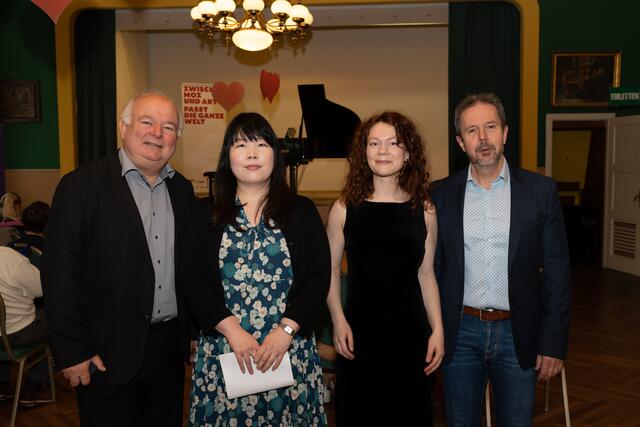 Moz art-Intendant Johannes Kropfitsch, Fumika Fukaya, Aleksandra Kamenskaja und Kulturstadtrat Peter Kasper