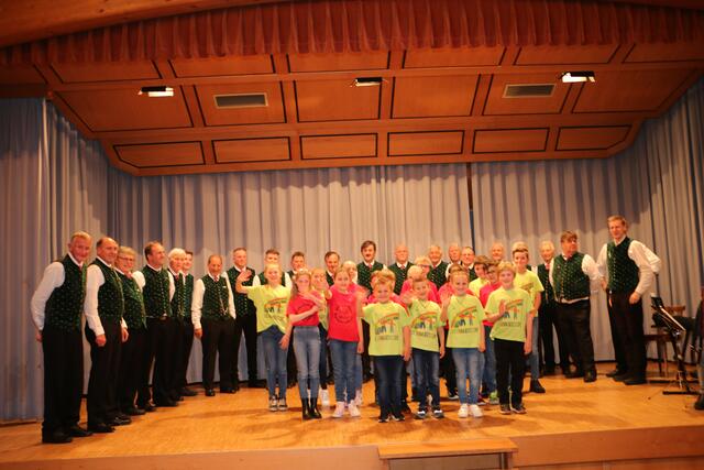 Schülerchor der VS Rangersdorf mit dem MGV Rangsburg