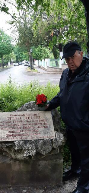 August Breininger gedachte Ottilie Heintz mit einem Blumenstöckchen. | Foto: Breininger privat