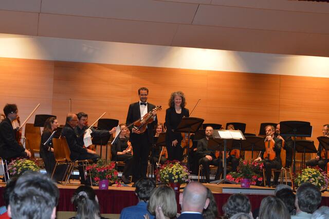Elmar Landerer (li.) und Annedore Oberborbeck als Solisten. | Foto: Siegele