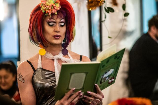 Dragqueen Candy Licious las bereits in Wien aus Kinderbüchern vor und wird dies nun auch in Graz tun. | Foto: Julian Poeschl / OTS