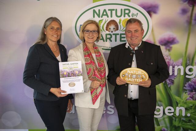 Landeshauptfrau von Niederösterreich Johanna Mikl-Leitner gratuliert Bgm. Bernhard Karnthaler und UGRin Sabina Doria zur Auszeichnung „Goldener Igel“ von „Natur im Garten“ für ökologische Grünraumpflege in der Marktgemeinde Lanzenkirchen im vergangenen Jahr. | Foto: „Natur im Garten“ / POV Raggam