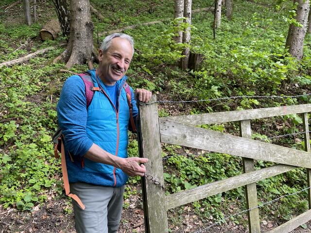 Bürgermeister Franz Singer aus Kirchberg an der Pielach gesellte sich beim Mittagessen zu der Gruppe und ging bis Kirchberg mit.  | Foto: Martina Schweller