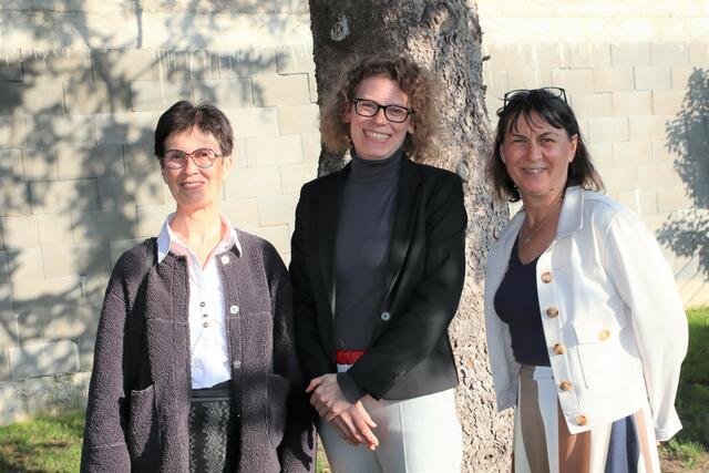 Maria Zangl (Direktorin Volksschule St. Veit), Karin Baldrian und Susanne Guttmann (Direktorin Volksschule Grillenberg). | Foto: Manfred Wlasak