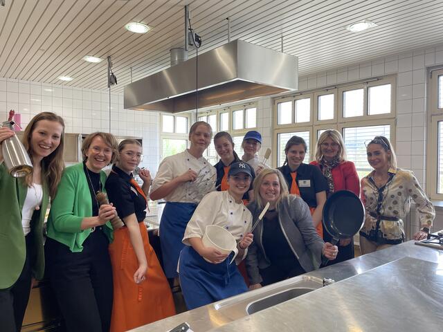 Prüfung Küchen- und Restaurantmanagement geschafft! Fünf Schülerinnen und ein Schüler des vierten Jahrgangs mit ihren Lehrerinnen und Direktorin. | Foto: Koidl