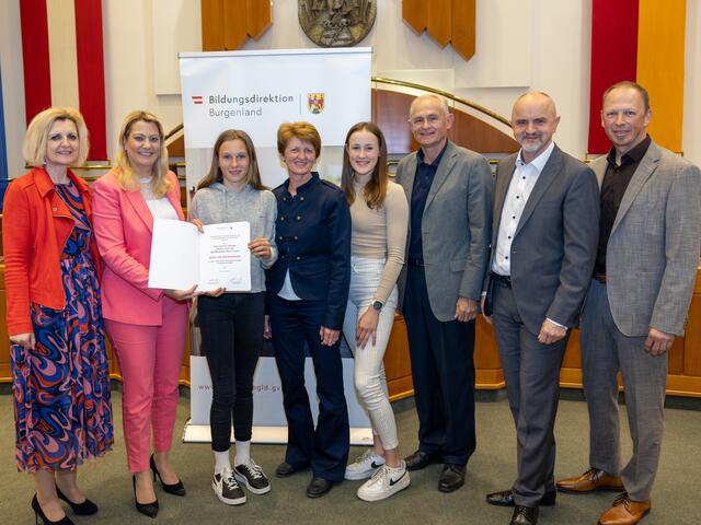 Hannes Aublinger (3.v.r.) und Andrea Wagner (4.v.l.) vom GYM Oberschützen erhielten eine Urkunde "Dank und Anerkennung". | Foto: Landesmedienservice