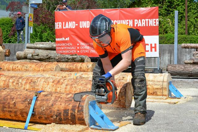 Dreifach Landessieger David Schitter bei der Station “Präzisonsschnitt”.