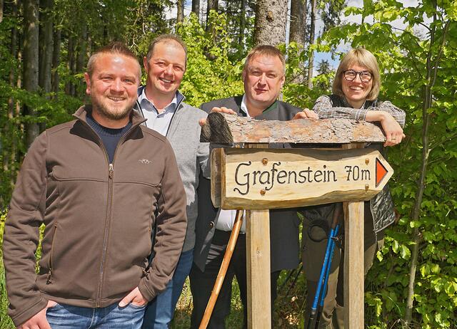 Da wo heute der Grafenstein steht, verlief vor 250 Jahren die Grenze zwischen Österreich und Bayern. Vor Kurzem wurde das Denkmal eingeweiht.  | Foto: Alois Litzlbauer