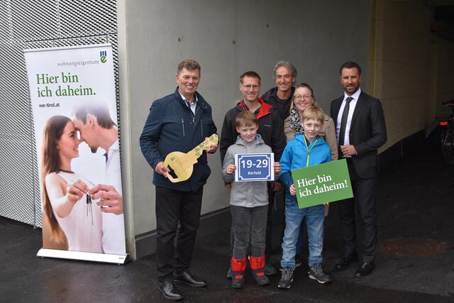 Übergabe der neuen Wohnanlage Bärfeld in Patsch: WE-GF Walter Soier, LHStv. Georg Dornauer und Bgm. Andreas Danler mit Familie Redlich | Foto: Kainz