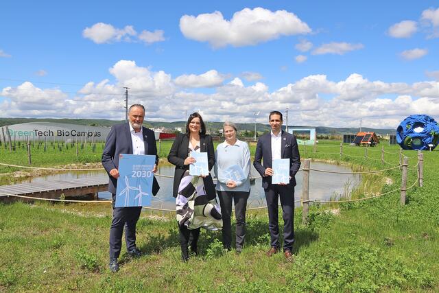 Vor dem Green Tech Bio Campus in Donnerskirchen: Landeshauptmann Hans Peter Doskozil, Landeshauptmann-Stellvertreterin Astrid Eisenkopf, Klimaforscherin Helga Kromp-Kolb, Burgenland Energie Vorstandsvorsitzender Stephan Sharma. | Foto: Landesmedienservice