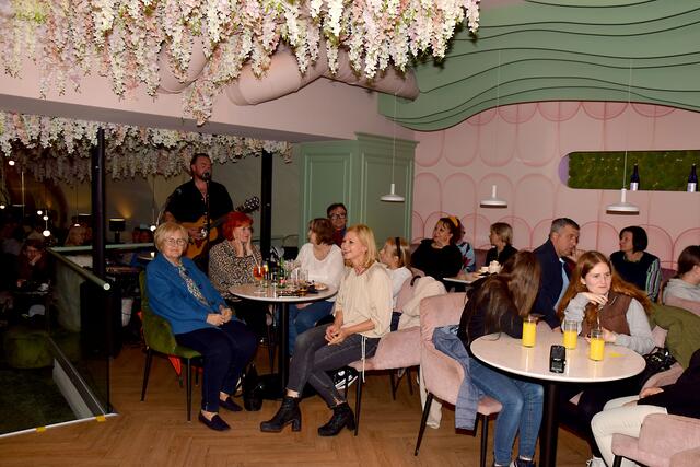 Die vielen Besucherinnen und Besucher waren von der Modenschau begeistert. | Foto: Helmut Hütter