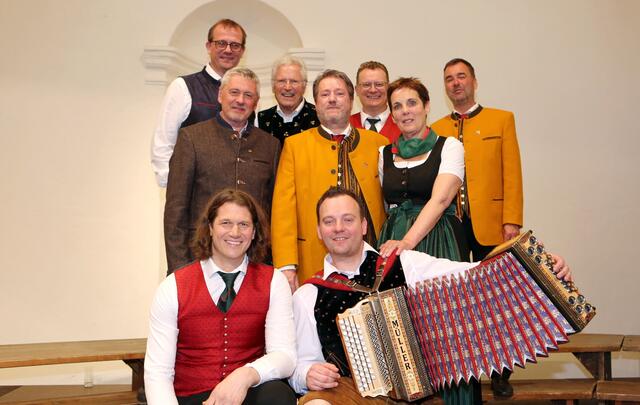 Die Veranstalter mit den Obleuten und Chorkeitern sowie Vizebürgermeister Claus Faller als Gastgeber | Foto: Egon Rutter