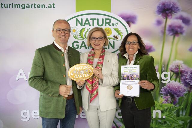 Landeshauptfrau von Niederösterreich Johanna Mikl-Leitner gratuliert Bürgermeister Erich Rasner und GGRin Gabriela Grundtner zur Auszeichnung „Goldener Igel“ von „Natur im Garten“ für ökologische Grünraumpflege in der Marktgemeinde Wiesmath im vergangenen Jahr. | Foto: „Natur im Garten“ / POV Raggam