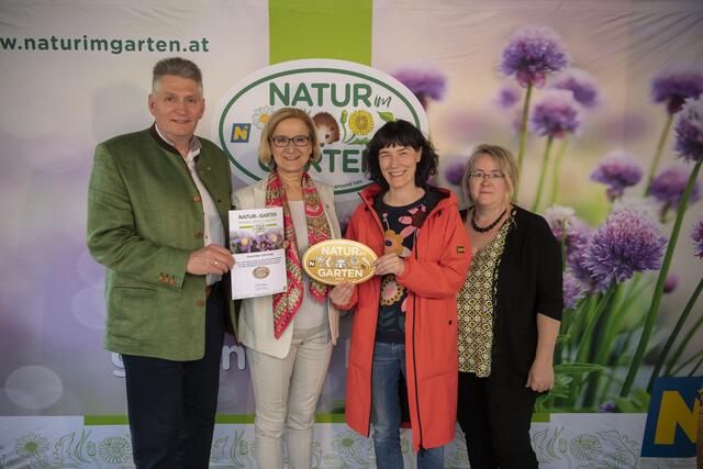 Landeshauptfrau von Niederösterreich Johanna Mikl-Leitner gratuliert Bürgermeister Josef Schrammel, Vizebürgermeisterin Monika Schwarz und Gemeindemitarbeiterin Monika Schneller zur Auszeichnung „Goldener Igel“ von „Natur im Garten“ für ökologische Grünraumpflege in der Gemeinde Lichtenegg im vergangenen Jahr. | Foto: „Natur im Garten“ / POV Raggam