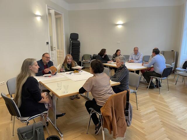 Im Anschluss an die Ergebnispräsentation wurde die Umsetzung im Beisein der Bezirkspolitikerinnen und -politiker diskutiert. | Foto: Teischl/RMA