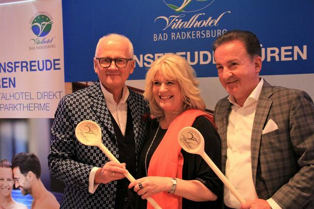 Andy Marek (l) und Organisator Kurt Faist mit Direktorin Claudia Wendner. | Foto: Vitalhotel