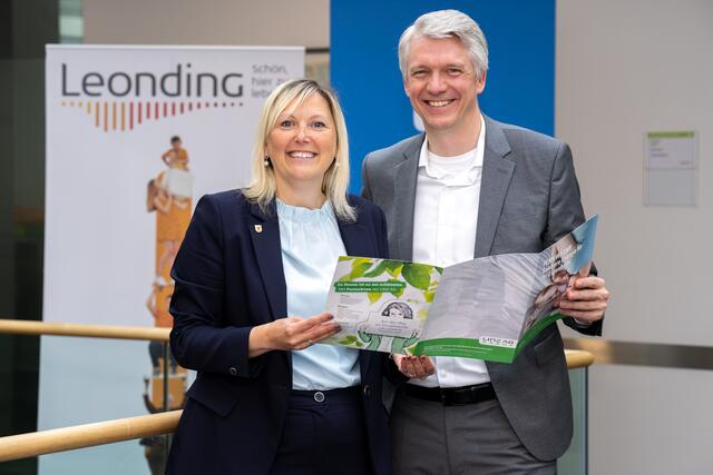 Leondings Bürgermeisterin Sabine Naderer-Jelinek (SPÖ) und LINZ AG-Vorstandsdirektor Josef Siligan setzen auf den Ausbau von Fernwärme. | Foto: W. Kerschbaummayr/fotokerschi/Linz AG
