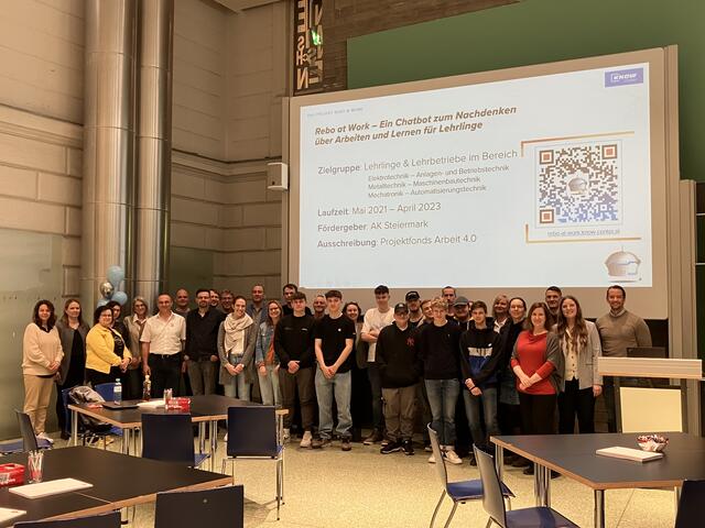 Freudiger gemeinsamer Abschluss der Projektpartner mit Lehrlingen und Ausbildungsverantwortlichen an der TU Graz | Foto: Know-Center