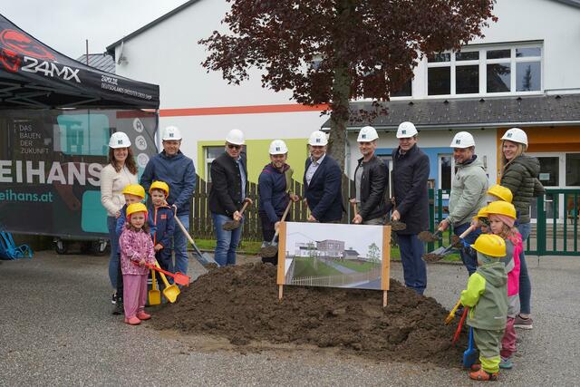 Kindergarten-Leitung Katrin Venzl, Amtsleiter Patrick Maurer, Gerhard Böhm, Johannes Humer, Bürgermeister (Klaffer) Franz Wagner, Bürgermeister (Schwarzenberg) Michael Leitner, Georg Ecker, Dreihans Geschäftsführer Marus Obermüller, Krabbelstuben-Leitung Bettina Wimmer (v. l.). | Foto: Gemeinde Klaffer