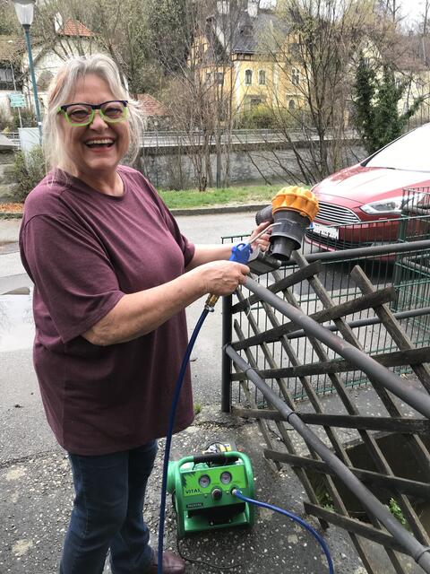 Karin Anibas bei der Reparatur ihres Staubsaugers. | Foto: Günther Edlmeier
