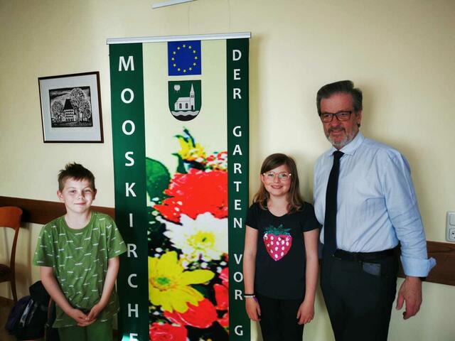 Janic Kaier und Clara Reiter sind die neuen Kinderbürgermeister mit Bgm. Engelbert Huber | Foto: Wutte