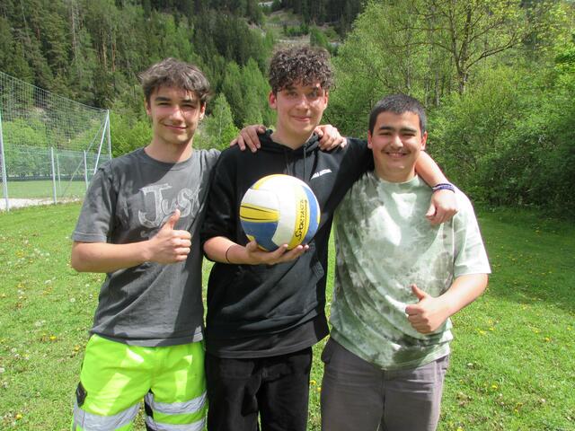 Viele Schüler nützen regelmäßig die Pausen, um Fußball zu spielen. 