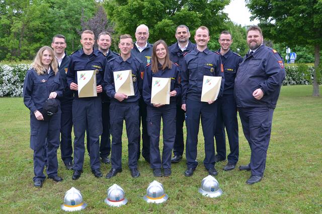 Nach der Siegerehrung gratulierten Bewerterin Sabine Weißkirchner, Kommandant der FF Waldreichs Markus Langsteiner, Bewerter Johannes Löffler, Viertelskommandant Erich Dangl, Bewerter Robert Macho, für das Bezirksfeuerwehrkommando Stefan Mayer und Abschnittsfeuerwehrkommandant Michael Litschauer (v.l.) den Absolventen Kevin Altrichter, Markus Jäger, Jessica Dimmel und Niklas Dimmel (mit Urkunde, v.l.). | Foto: Nina Lebersorger
