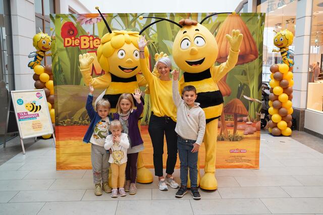  Fotos mit Biene Maja und Willi waren beim heutigen Honigfest der Rosenarcade sehr begehrt – Sabine Riederer (Rosenarcade Center Management) freute sich gemeinsam mit zahlreichen Kindern auch eines ergattert zu haben. | Foto: Marketing Circus