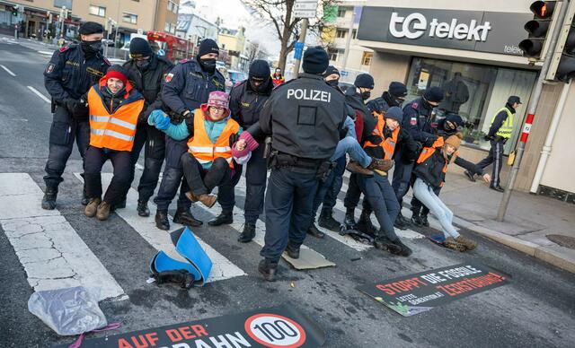 Unter der Devise "Klimamontag" werden in Innsbruck Kreuzungen blockiert. | Foto: Zeitungsfoto.at