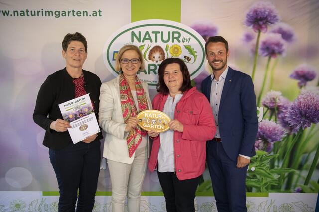 Landeshauptfrau von Niederösterreich Johanna Mikl-Leitner gratuliert GGRin Martina Laschtowiczka, Margarete Unger und Bgm. Christian Stacherl zur Auszeichnung „Goldener Igel“ von „Natur im Garten“ für ökologische Grünraumpflege in der Marktgemeinde Krumbach im vergangenen Jahr. | Foto: „Natur im Garten“ / POV Raggam